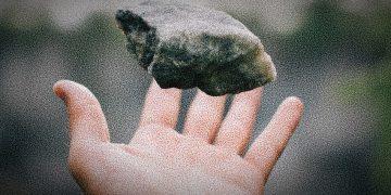 TIRA LA PIEDRA Y ESCONDE LA MANO