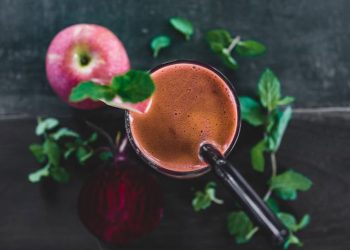 JUGO DE REMOLACHA Y FRESA
