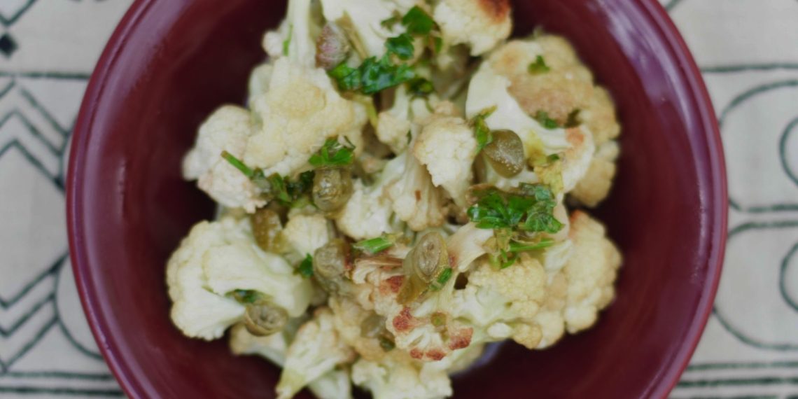 COLIFLOR ROSTIZADO Y SALSA DE ALCAPARRAS