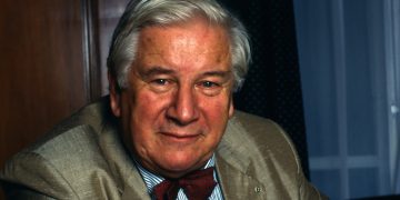 Y con ustedes, el hacedor | Peter Ustinov   (1921-2004)