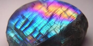 LABRADORITA: EL TEMPLO DE LAS LUCES