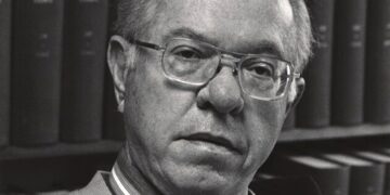 Universo estacionario y Big Bang | Sir Fred Hoyle   (1915-2001)