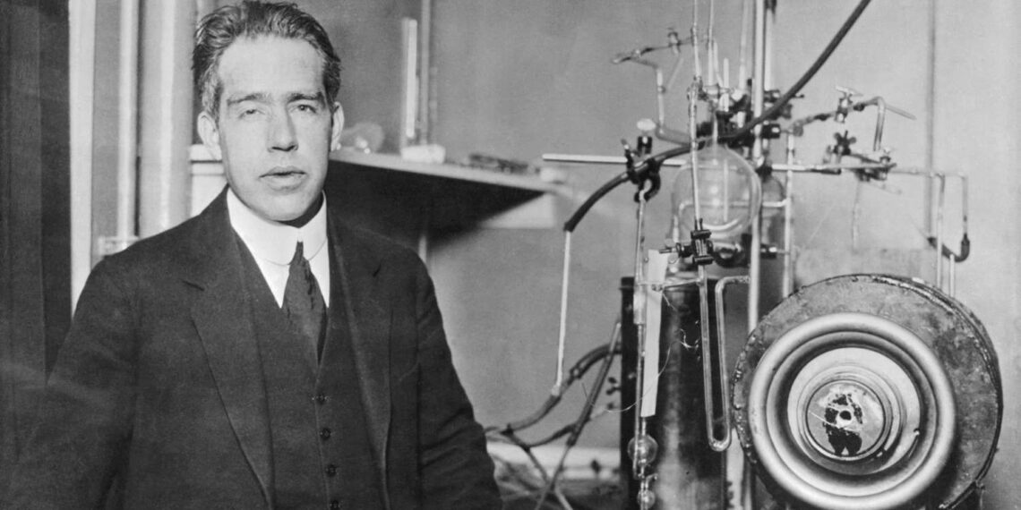 Emisión de un fotón | Niels Bohr (1885-1962)