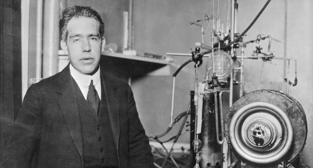 Emisión de un fotón | Niels Bohr (1885-1962)